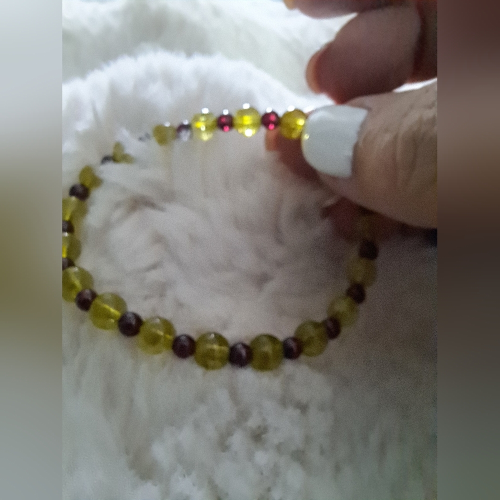Elegant Beaded Bracelet in Green and Purple
